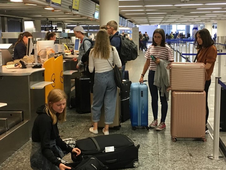 Kofferkontrolle am Flughafen  | © Anna Eisenberg