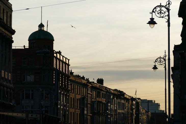 alte Gebäude und Straßenlaternen  | © Anna Eisenberg