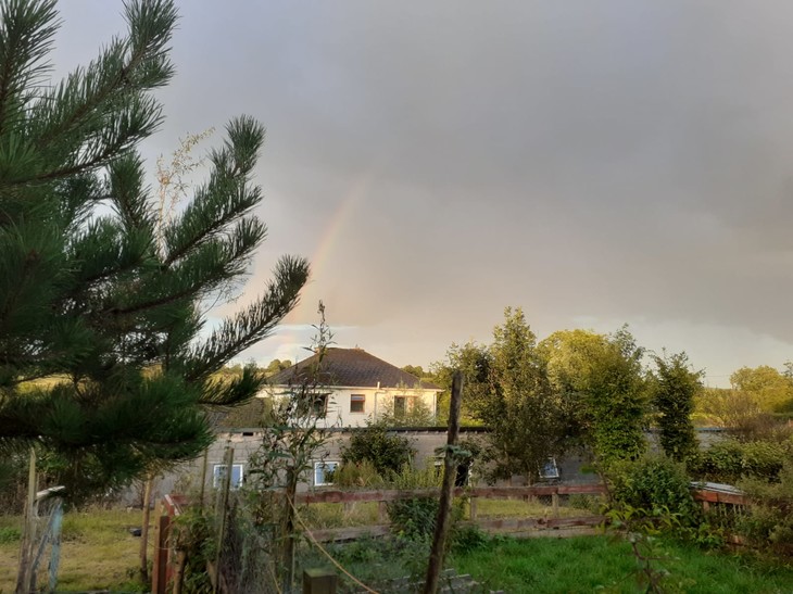 weißes Haus steht in grüner Landschaft  | © Anna Eisenberg