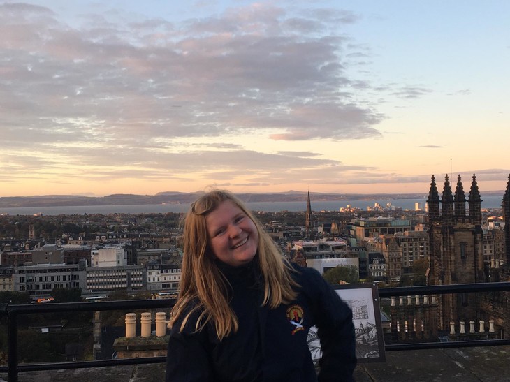 Anna auf einer Aussichtsplattform mit Blick auf Edinburgh  | © Anna Eisenberg