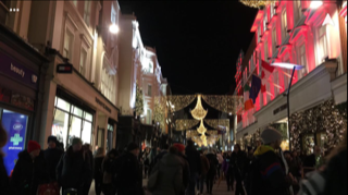 Weihnachtlich beleuchtete Stadt  | © Anna Eisenberg