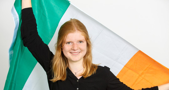 Portrait von Anna mit Irland Flagge in der Hand  | © Anna Eisenberg