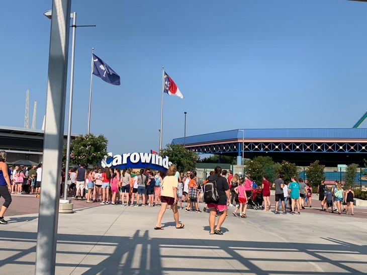 Platz mit großem Schild "Carowinds"  | © Daniel Rodriguez Perez