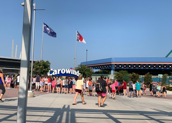 Platz mit großem Schild "Carowinds"  | © Daniel Rodriguez Perez