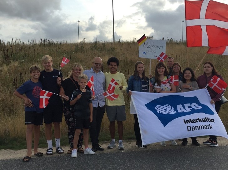mehrere Personen halten Dänemark-Flagge in der Hand  | © Lina Hoffmann