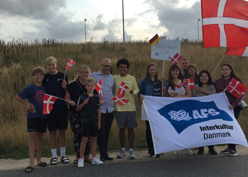 mehrere Personen halten Dänemark-Flagge in der Hand  | © Lina Hoffmann