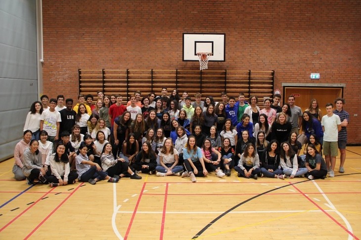 Gruppenbild in einer Sporthalle  | © Lina Hoffmann