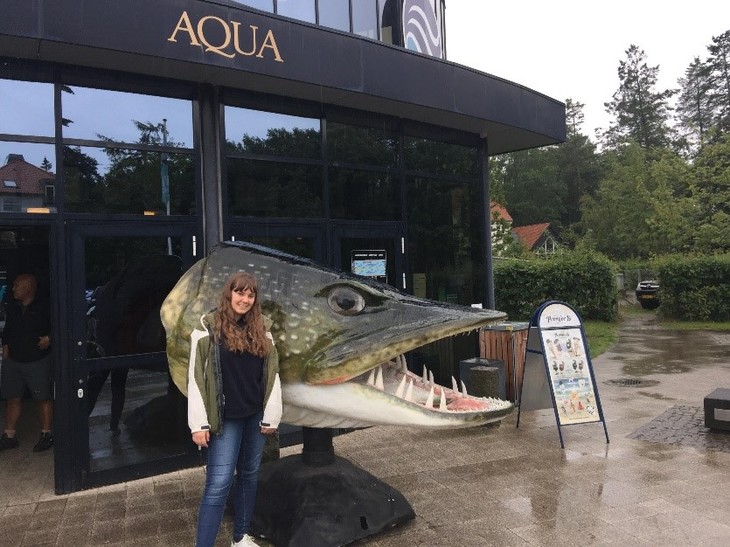 Lina steht vor Statue eines Fisches  | © Lina Hoffmann