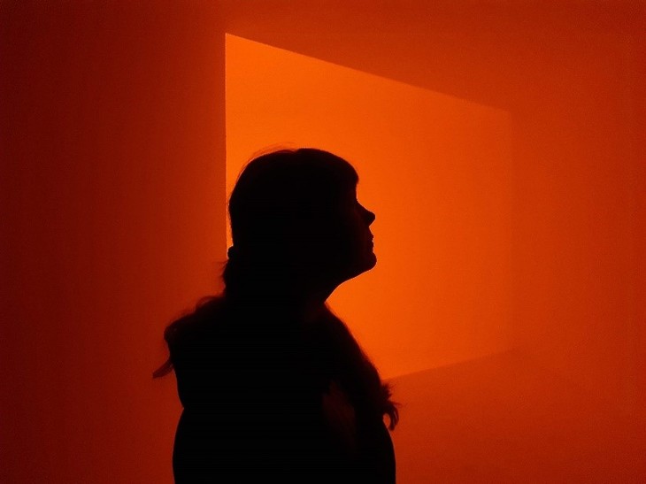 Person steht im rotem Licht  | © Lina Hoffmann