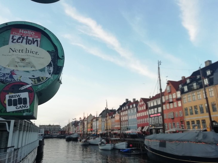 Nyhavn in Kopenhagen mit einem Baden-Württemberg-Sticker | © Lina Hoffmann