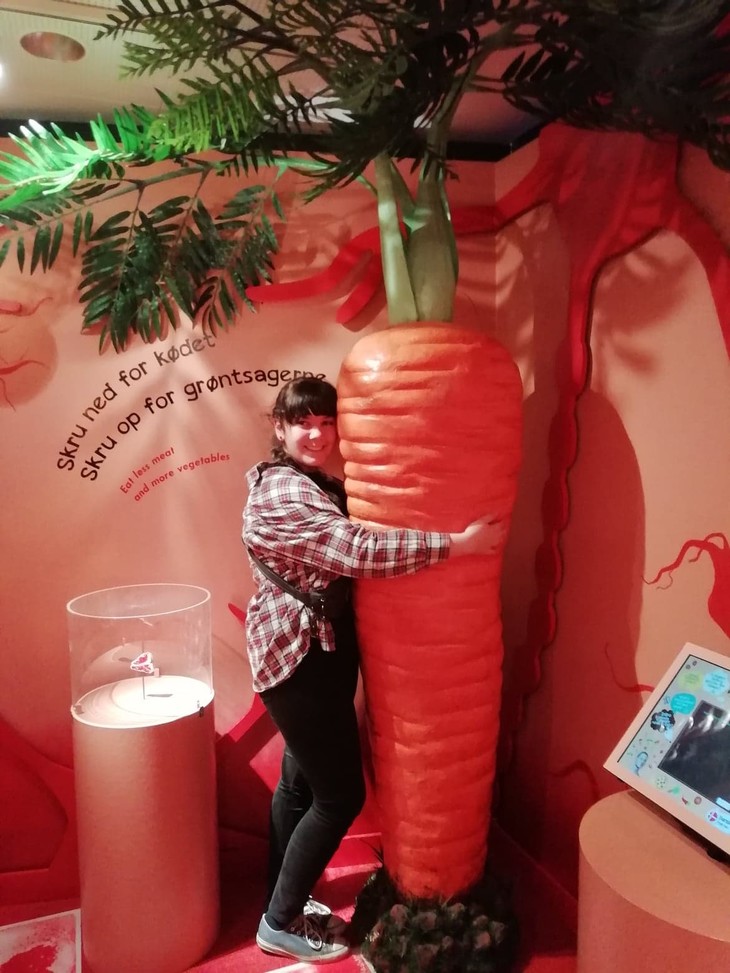 Person umarmt eine Statue einer Karotte  | © Lina Hoffmann