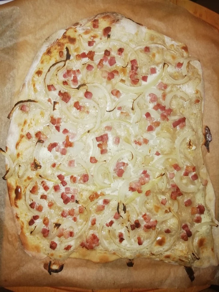 Flammkuchen mit Zwiebeln und Speck  | © Lina Hoffmann