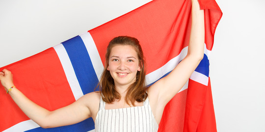 Liv hält Norwegenflagge in den Händen  | © Dietrich Bechtel 