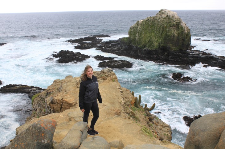 Merle steht an den Klippen zum Meer  | © Merle Hauser