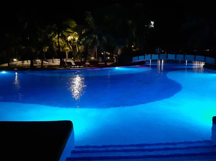 blau beleuchteter Pool bei Nacht  | © Merle Hauser 