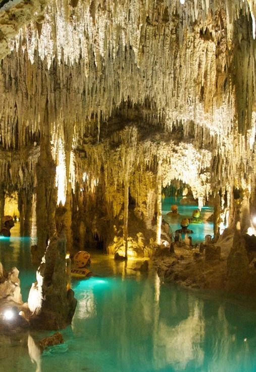 Grotte mit Wasser am Boden  | © Merle Hauser 