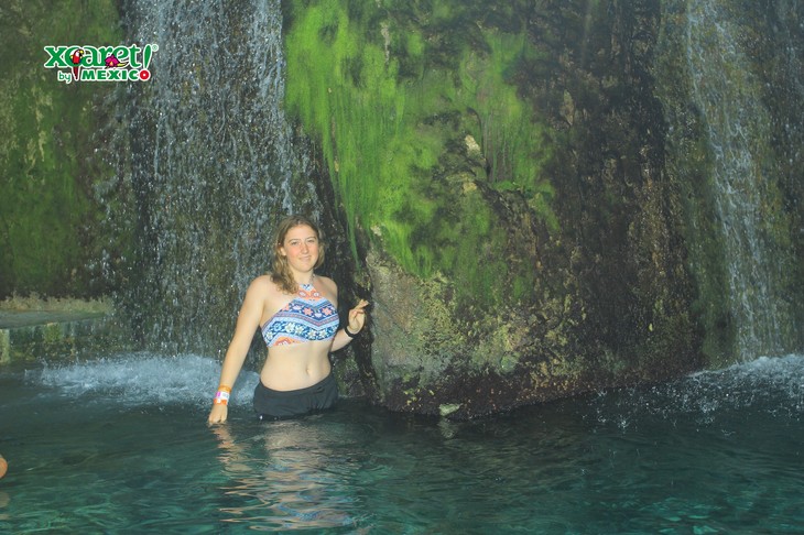 Merle schwimmt in einer Grotte  | © Merle Hauser 