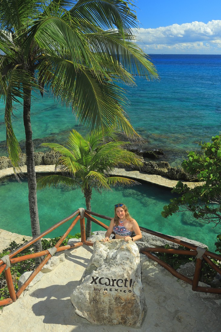 Merle steht vor Pool mit Meer im Hintergrund  | © Merle Hauser 