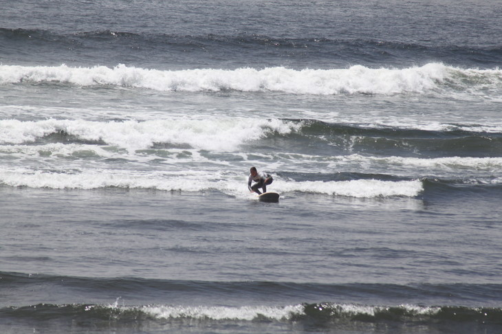 Person surft in den Wellen  | © Merle Hauser