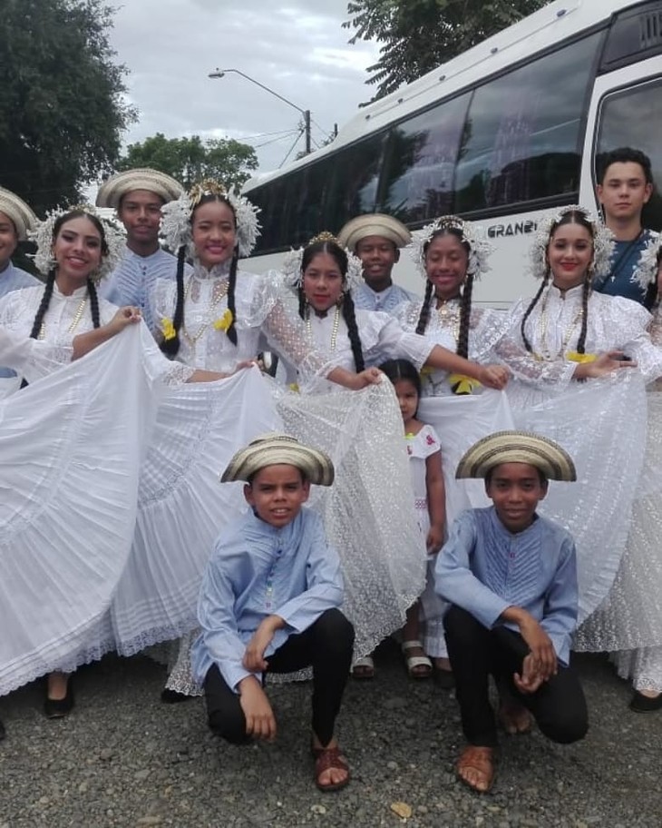 Personen tragen traditionelle weiße Kleidung | © Simon Mai