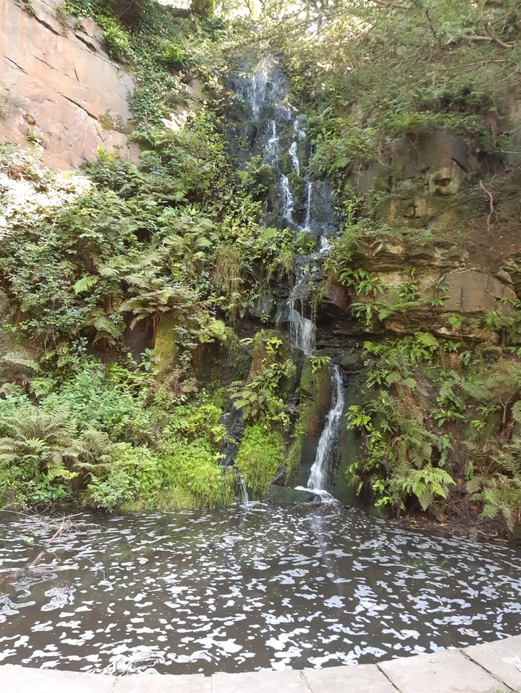 Wasserfall im Park | © Helena Schönmann