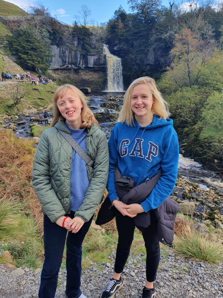 Selfie vor dem Wasserfall | © Helena Schönmann