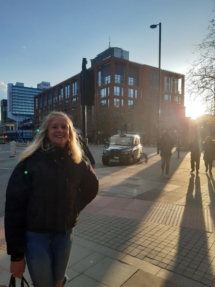 Helena vor Gebäude | © Menschen sitzen im Aussenbereich der Pubs