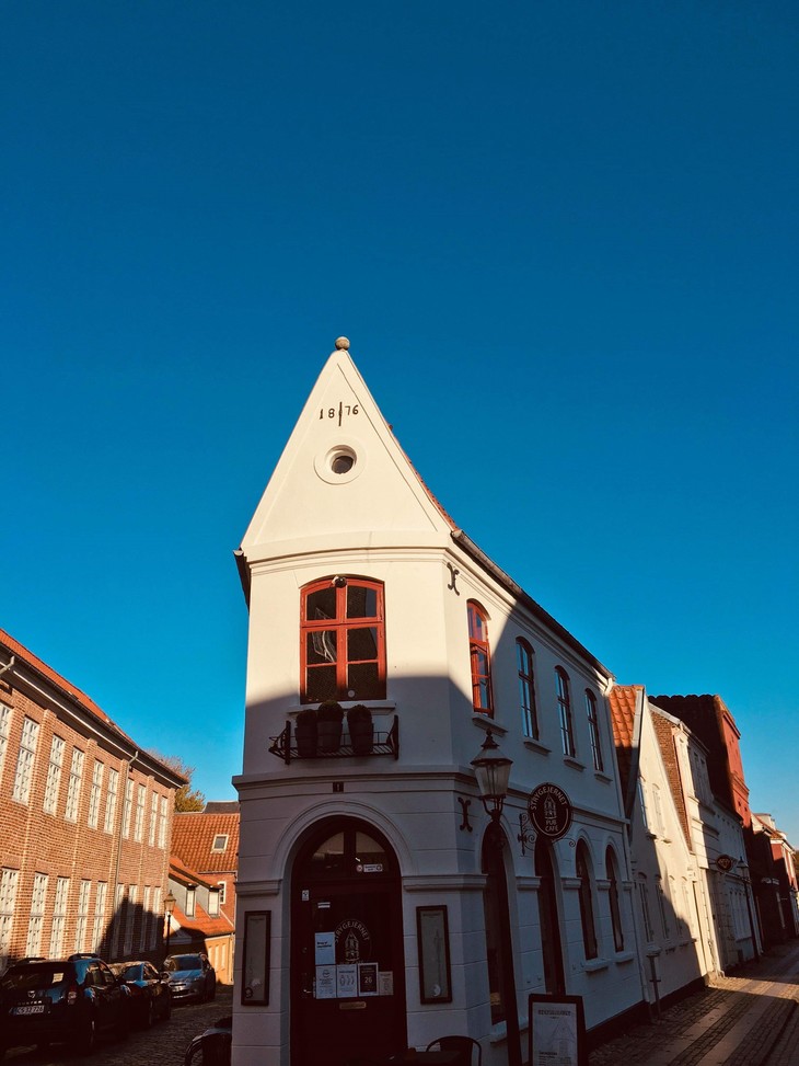 weiße Kirche in einem Ort  | © Lena Frohn