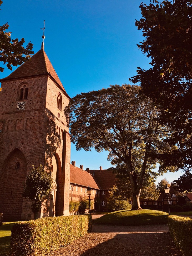 Kirche im Herbst  | © Lena Frohn