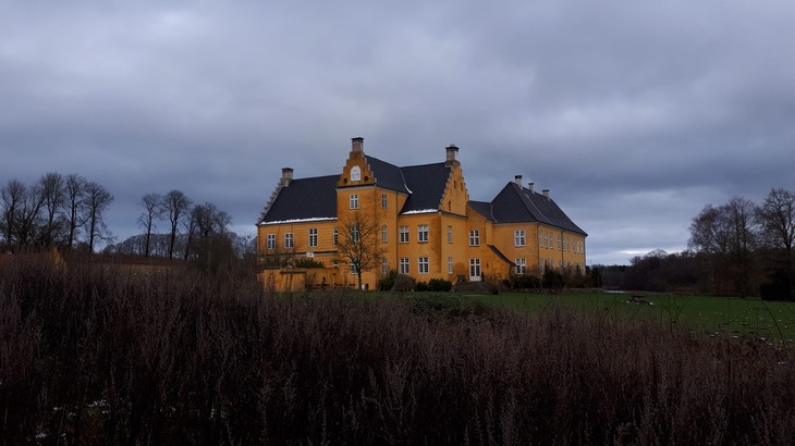 Blick auf großes Anwesen | © Lena Frohn