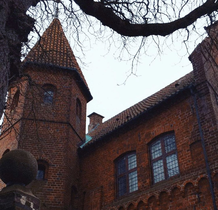 Gebäude mit Turm | © Lena Frohn