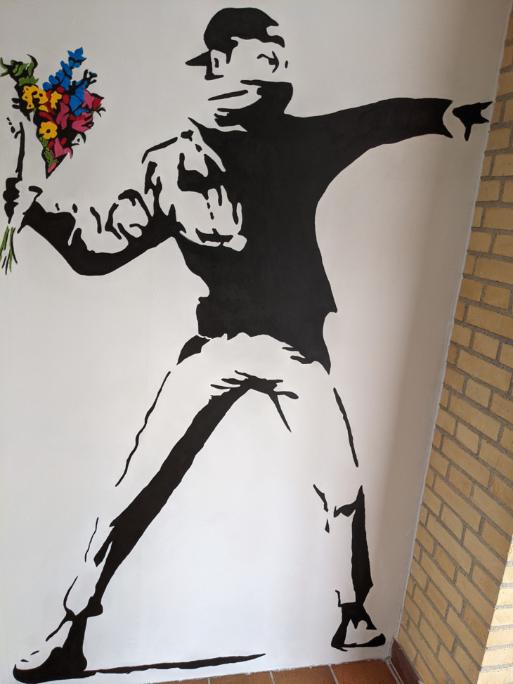 Banksy FLower Thrower Bild auf Wand | © Lena Frohn