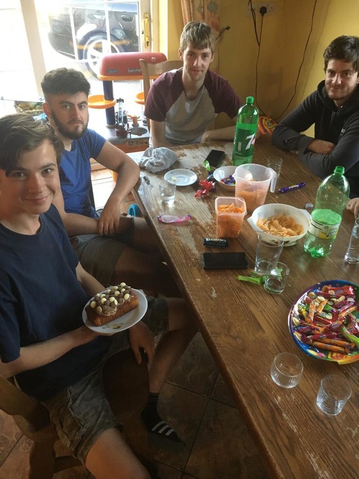 Familie sitzt am Tisch und isst Kuchen | © Mathis Schlüchtermann