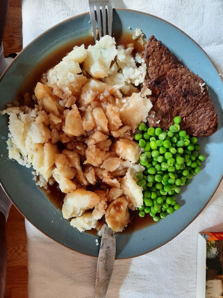 Fleisch mit Kartoffelbrei und Erbsen  | © Mathis Schlüchtermann