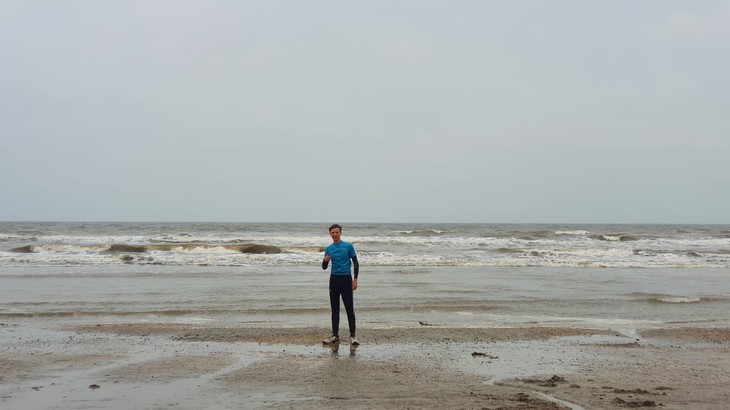 Person steht vor dem Meer  | © Mathis Schlüchtermann