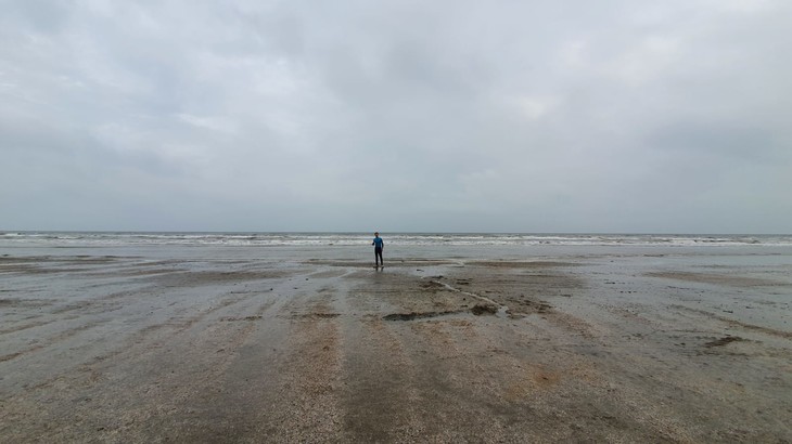 Person läuft durch das Watt-Meer  | © Mathis Schlüchtermann