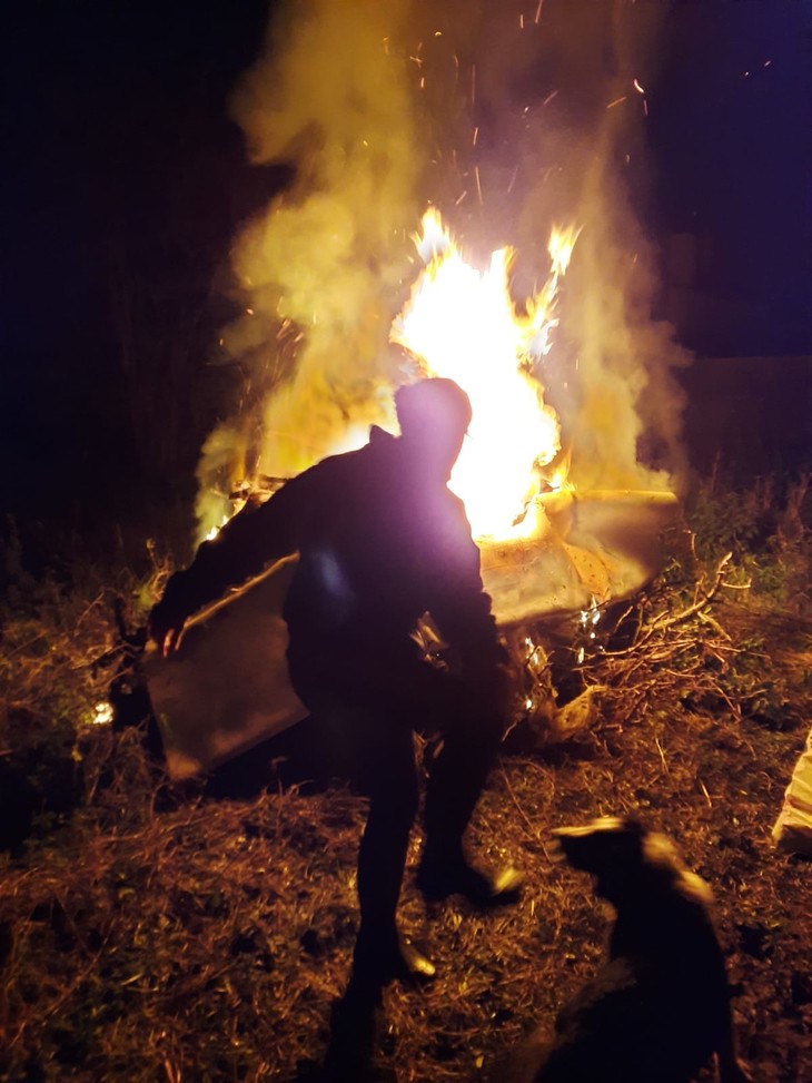 großes Lagerfeuer  | © Mathis Schlüchtermann