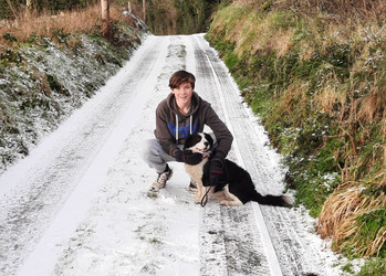 Spaziergang im Schnee mit Hund  | © Mathis Schlüchtermann