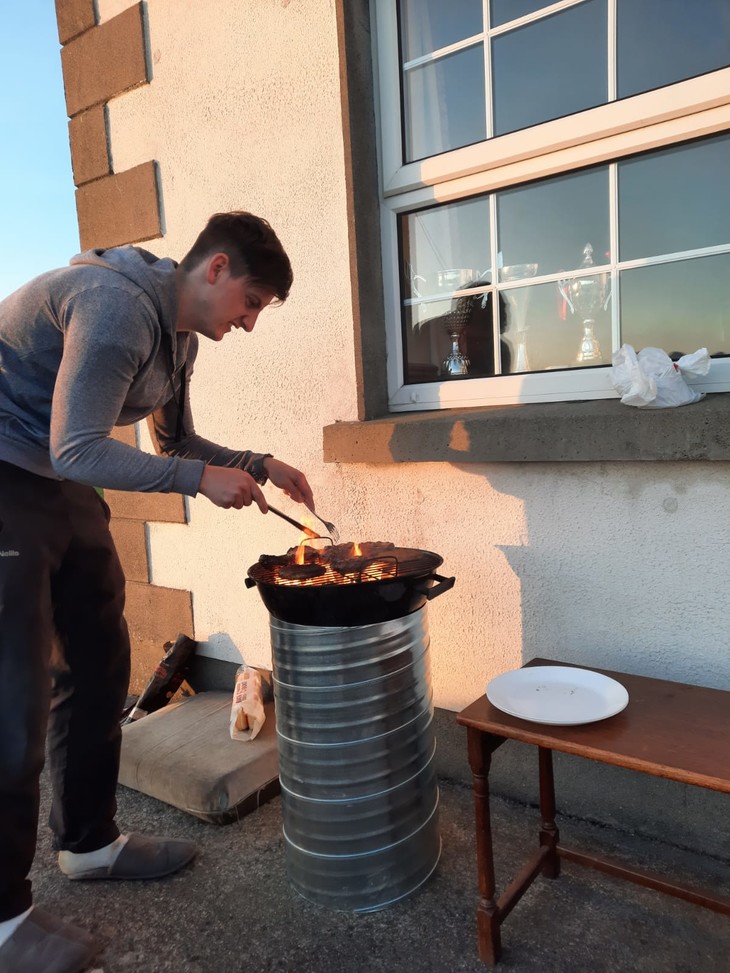 Gastbruder steht am Grill | © Mathis Schlüchtermann