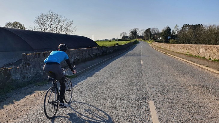 Mathis fährt mit Rad eine Straße lang | © Mathis Schlüchtermann