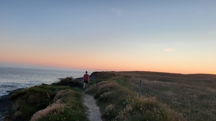 Wanderweg oberhalb des Meeres | © Mathis Schlüchtermann