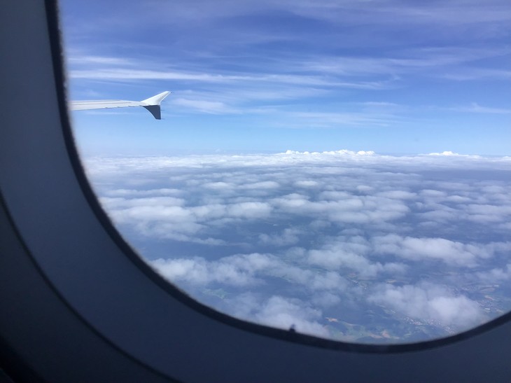 Blick durchs Flugzeugfenster | © Anna Mager