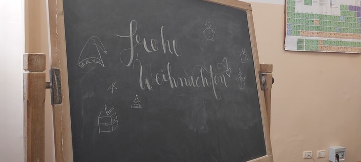 Tafel in der Schule mit Frohe Weihnachten | © Fanny Donhuijsen