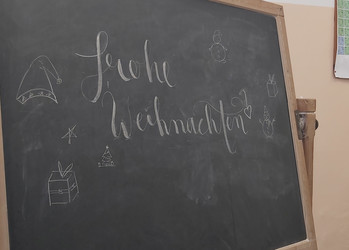 Tafel in der Schule mit Frohe Weihnachten | © Fanny Donhuijsen
