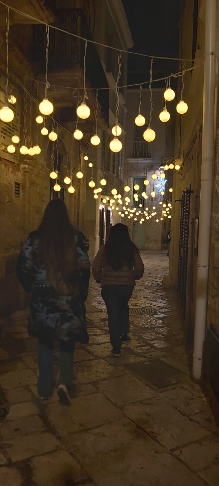 Lichtergirlanden schmücken die Straßen | © Fanny Donhuijsen