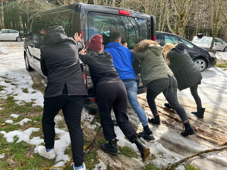 Mit gemeinsamen Kräften haben wir das Auto angeschoben. | © Fanny Donhuijsen