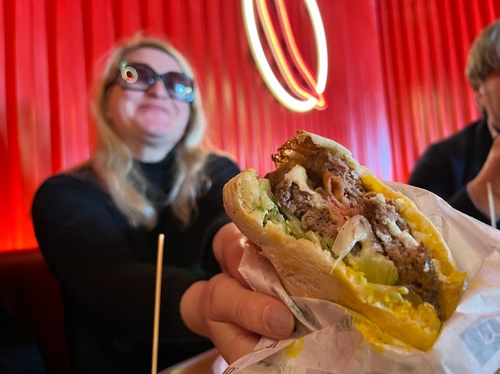 Wir waren Burger essen in einer Raststätte. | © Fanny Donhuijsen