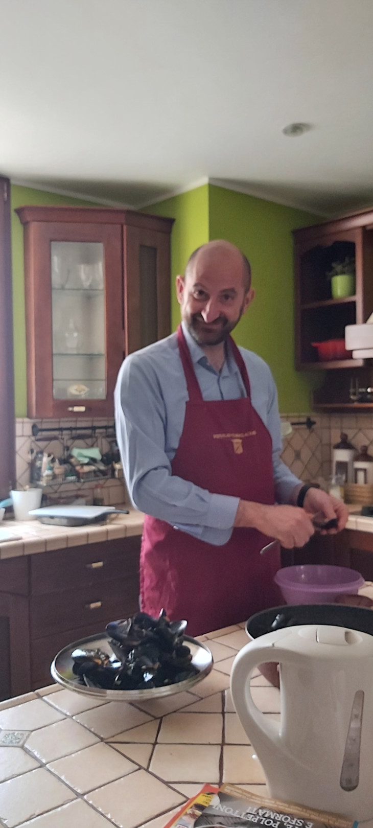 Mein Gastvater mit Schürze beim Kochen | © Fanny Donhuijsen