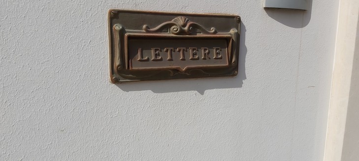 Briefkastenschlitz mit Aufschrift Lettere | © Fanny Donhuijsen