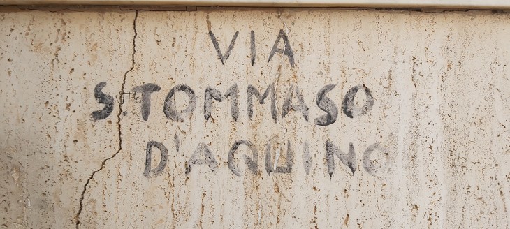 Straßenname auf einer Mauer gemalt | © Fanny Donhuijsen